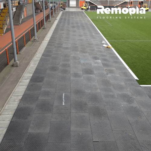 Remopla vloersysteem gelegd als tijdelijke verharding op voetbalveld